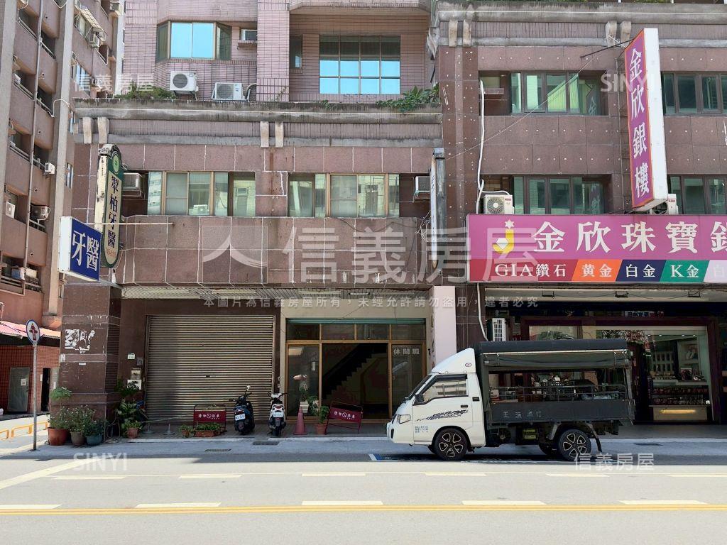 鳳山青年路面寬挑高金店面房屋室內格局與周邊環境