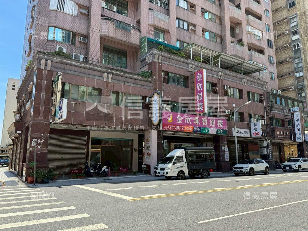 鳳山青年路面寬挑高金店面房屋室內格局與周邊環境