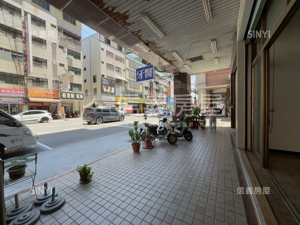 鳳山青年路面寬挑高金店面房屋室內格局與周邊環境