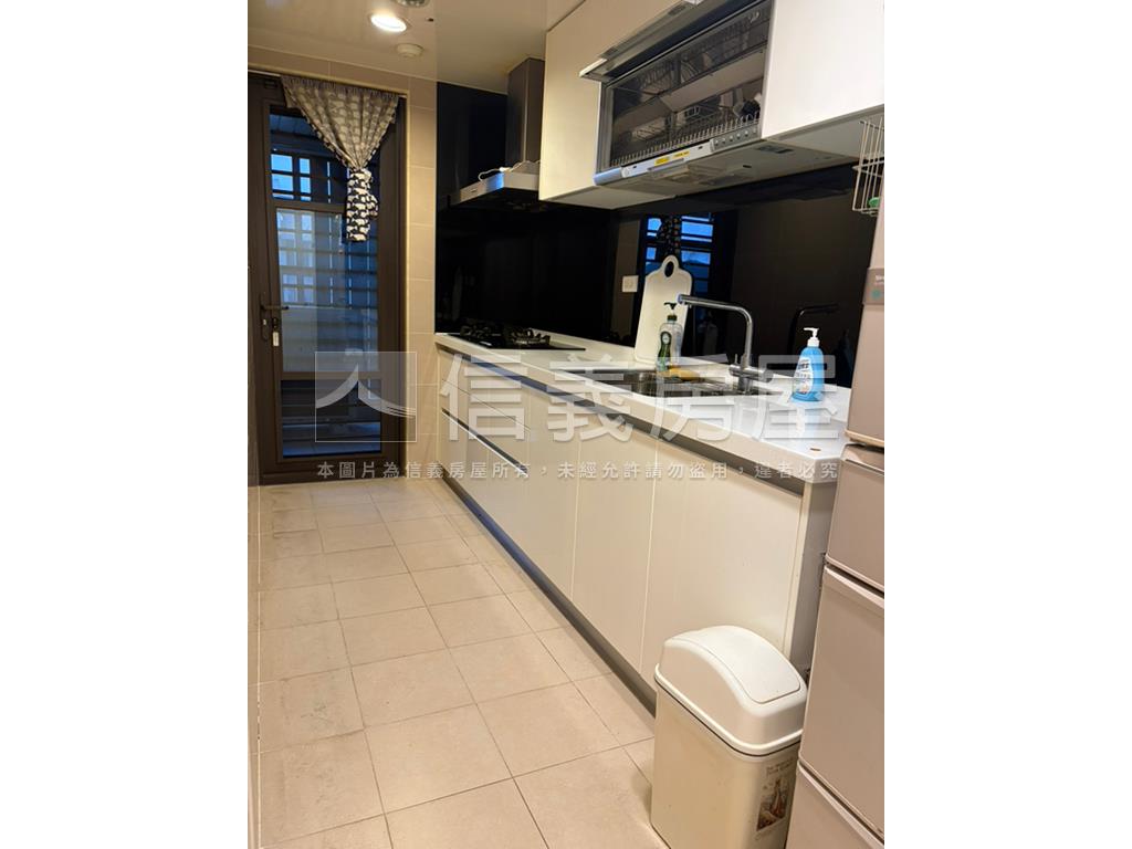 美河市河景美三房房屋室內格局與周邊環境