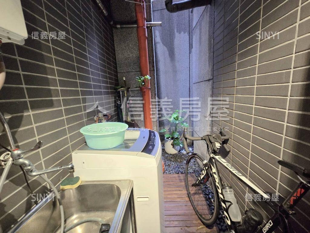 忠孝界露臺１樓雙車位房屋室內格局與周邊環境