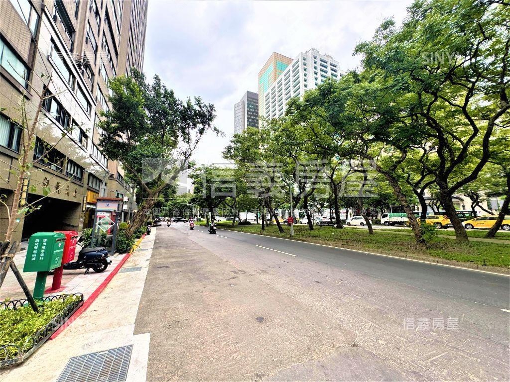 專任－敦化南路坡平大車位房屋室內格局與周邊環境