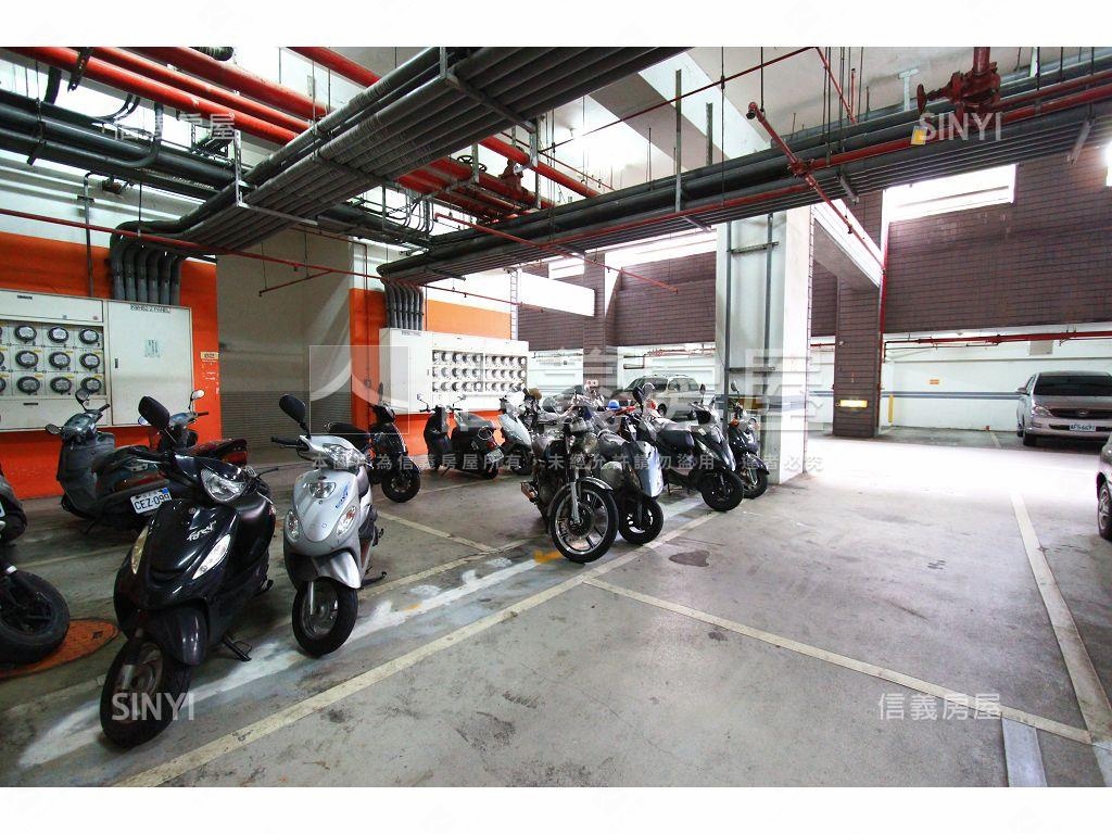 大鵬新城４房附ｂ１車位房屋室內格局與周邊環境