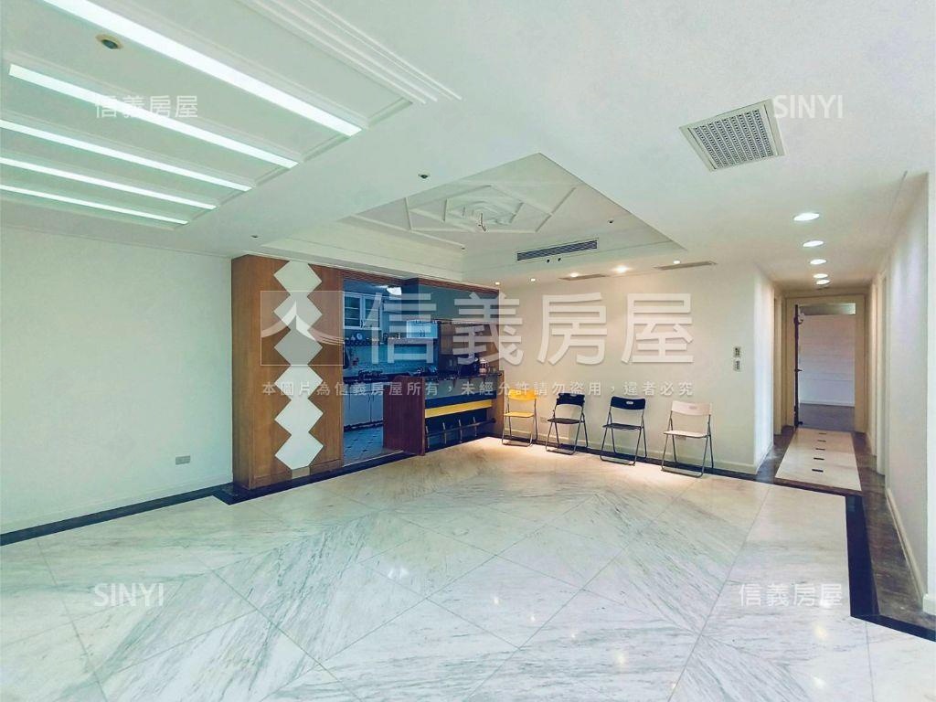 【ＶＲ】世界山莊四房車位房屋室內格局與周邊環境