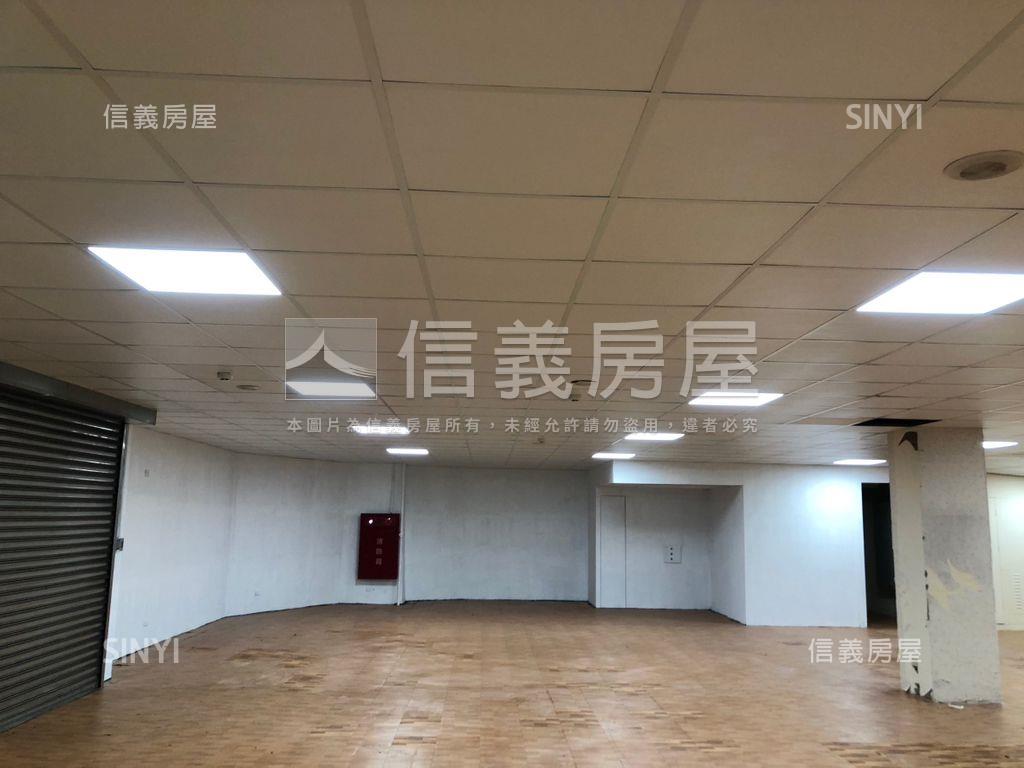 人潮滾滾大空間店面房屋室內格局與周邊環境