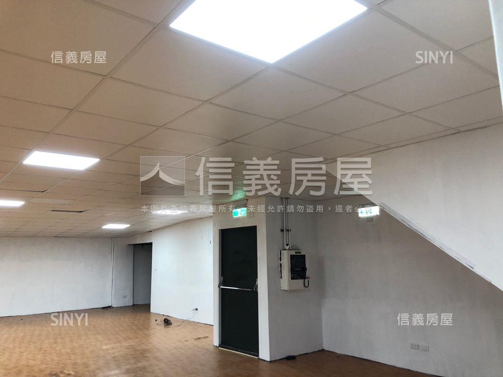 人潮滾滾大空間店面房屋室內格局與周邊環境