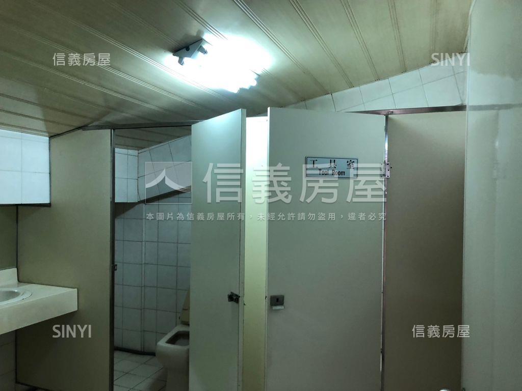 人潮滾滾大空間店面房屋室內格局與周邊環境