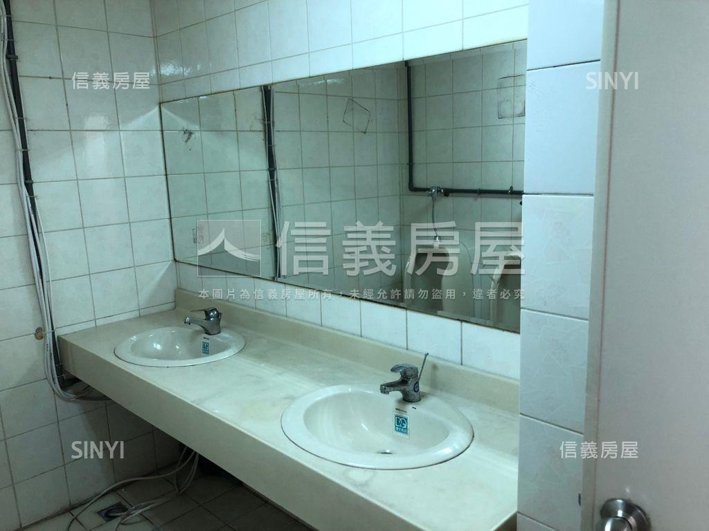 人潮滾滾大空間店面房屋室內格局與周邊環境