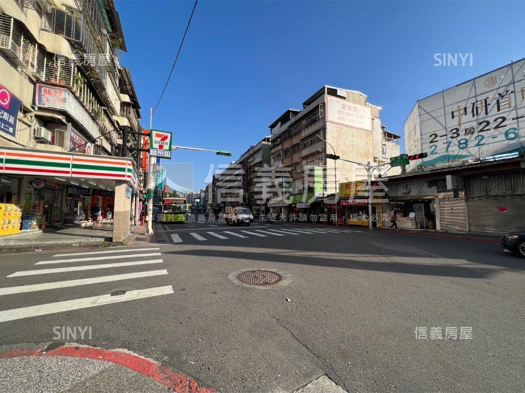 人潮滾滾大空間店面房屋室內格局與周邊環境