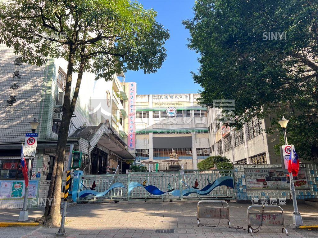 人潮滾滾大空間店面房屋室內格局與周邊環境