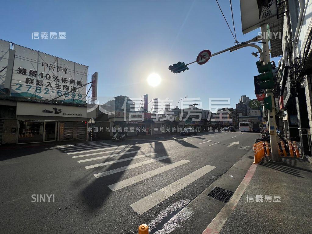 人潮滾滾大空間店面房屋室內格局與周邊環境