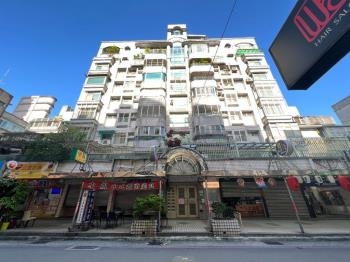 人潮滾滾大空間店面