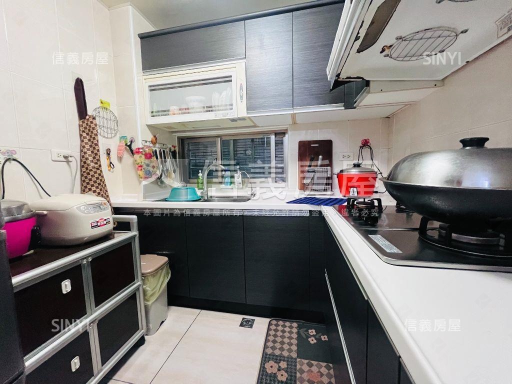 四維商圈車庫美透天房屋室內格局與周邊環境