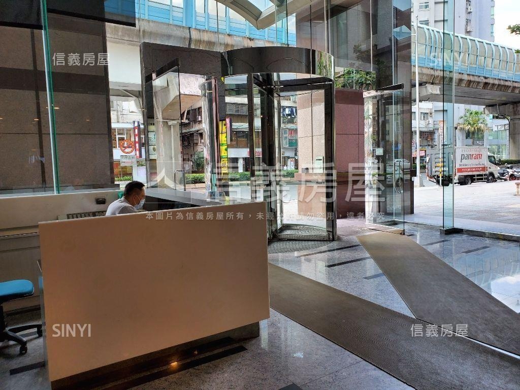 玻璃帷幕捷運一級商辦房屋室內格局與周邊環境