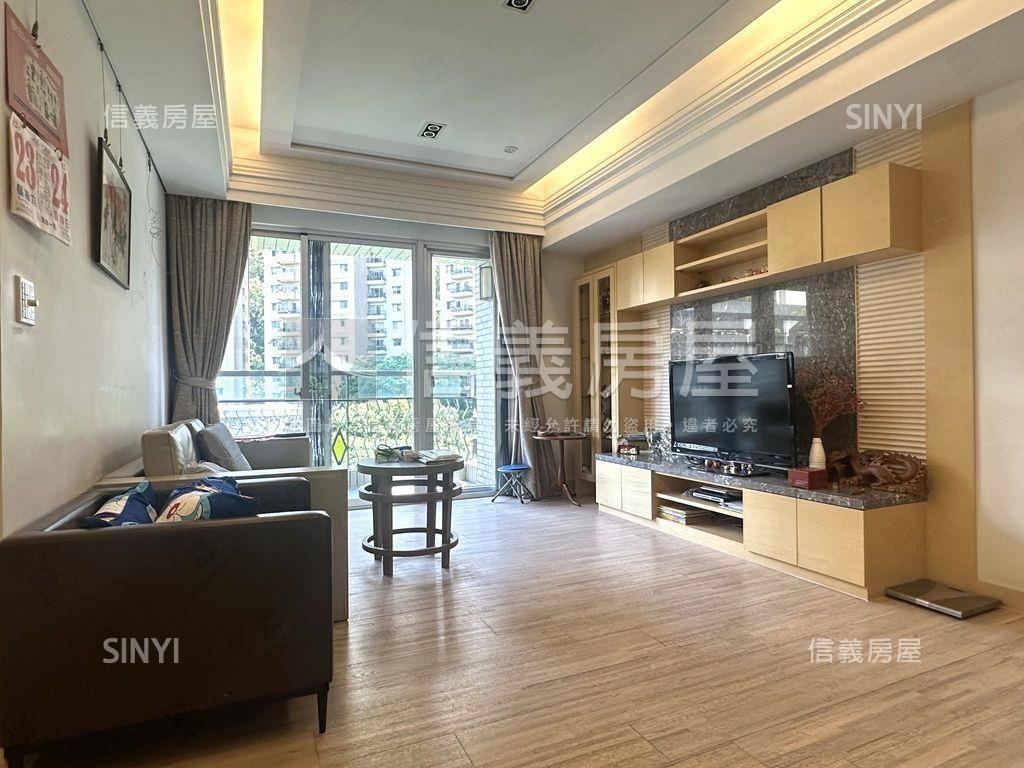 極美山莊美景四房車位房屋室內格局與周邊環境