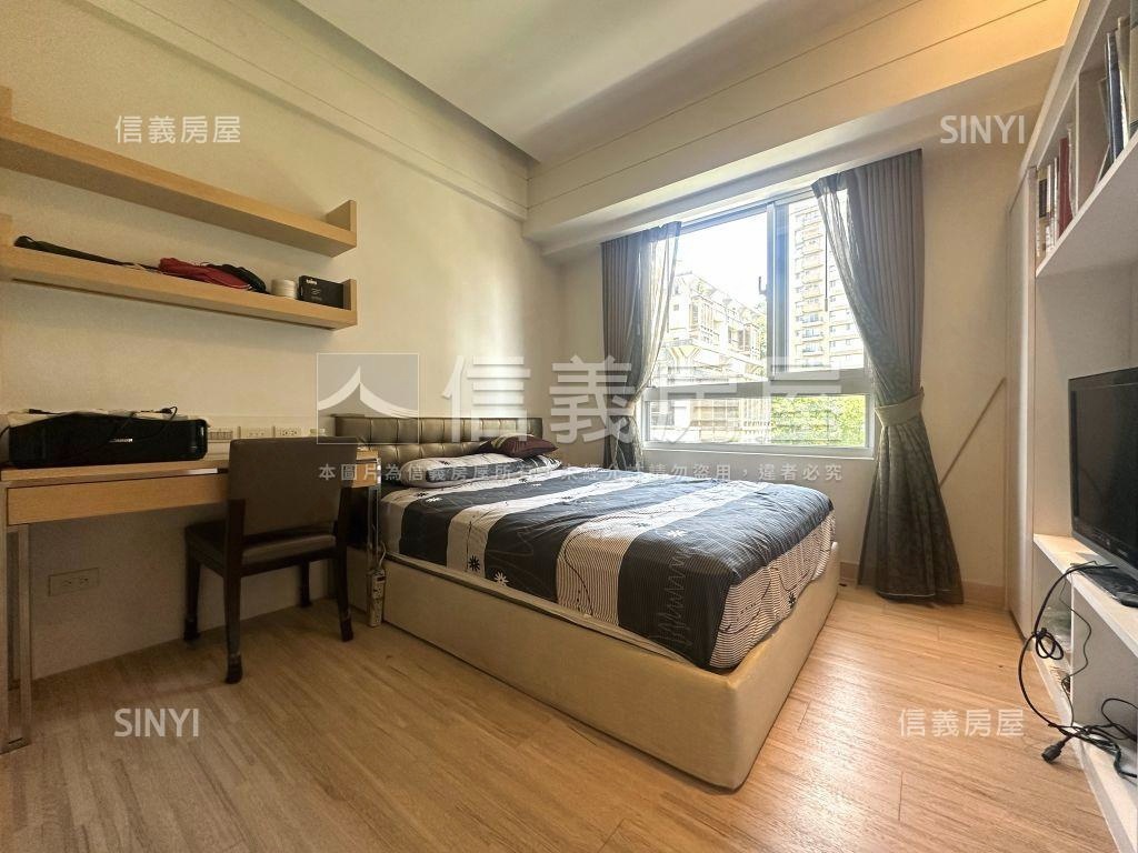 極美山莊美景四房車位房屋室內格局與周邊環境