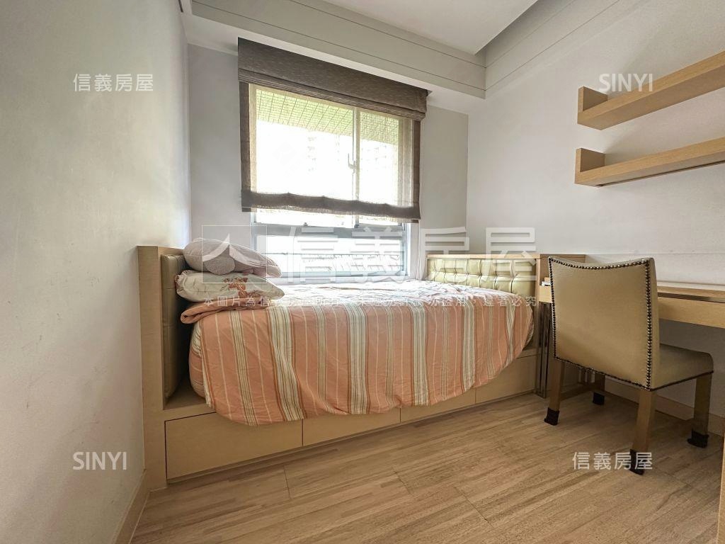 極美山莊美景四房車位房屋室內格局與周邊環境