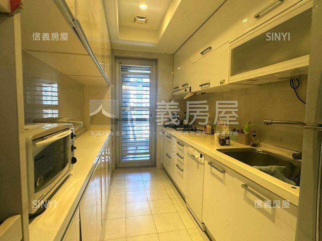 極美山莊美景四房車位房屋室內格局與周邊環境