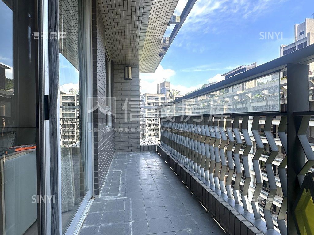 極美山莊美景四房車位房屋室內格局與周邊環境