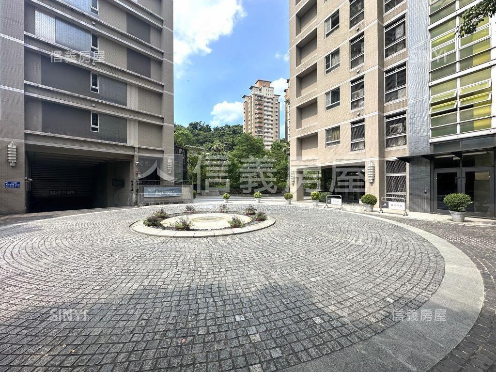 極美山莊美景四房車位房屋室內格局與周邊環境