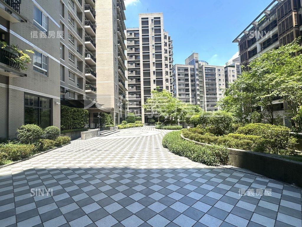 極美山莊美景四房車位房屋室內格局與周邊環境