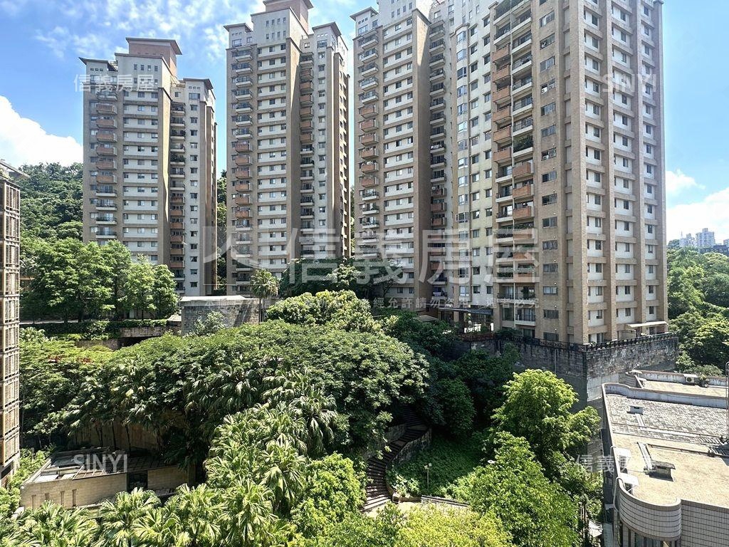 極美山莊美景四房車位房屋室內格局與周邊環境