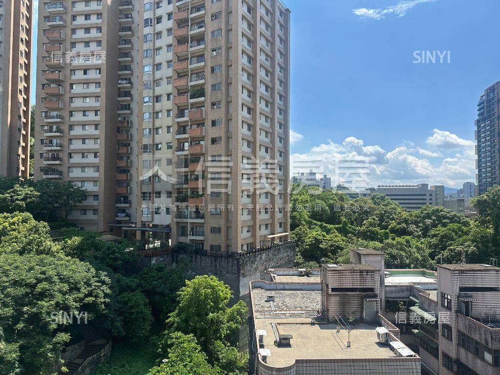 極美山莊美景四房車位房屋室內格局與周邊環境