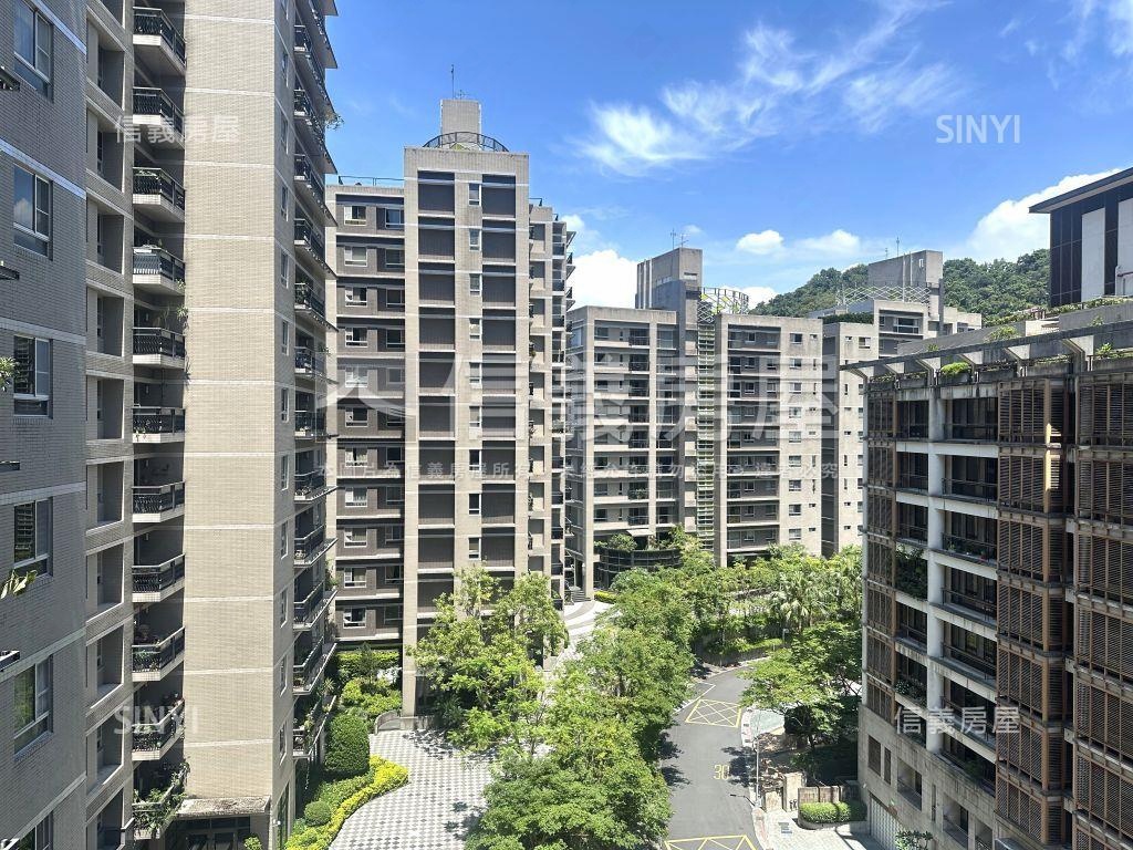 極美山莊美景四房車位房屋室內格局與周邊環境