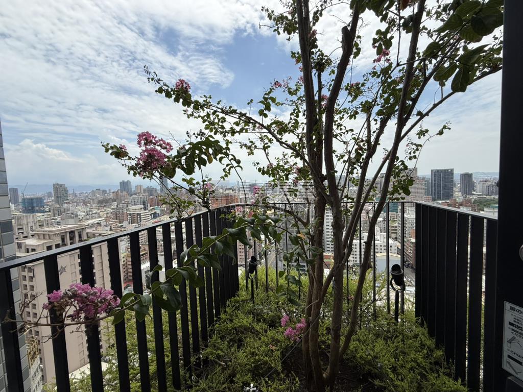 磐鈺雲華✦高樓裝潢綠建築房屋室內格局與周邊環境