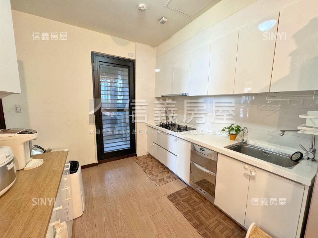 雲世紀Ｂ區三房高樓雙車位房屋室內格局與周邊環境