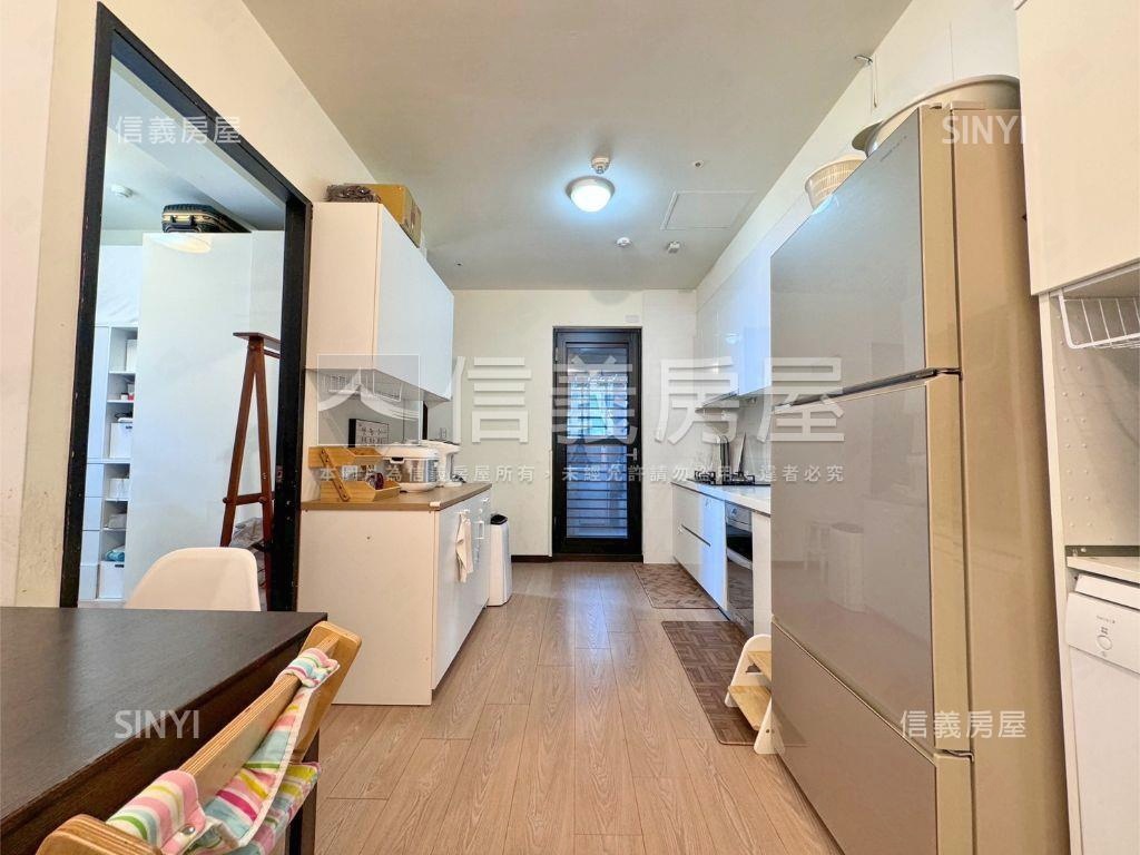 雲世紀Ｂ區三房高樓雙車位房屋室內格局與周邊環境