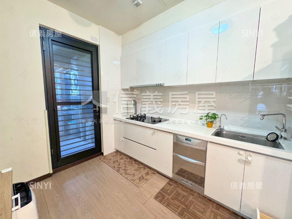 雲世紀Ｂ區三房高樓雙車位房屋室內格局與周邊環境