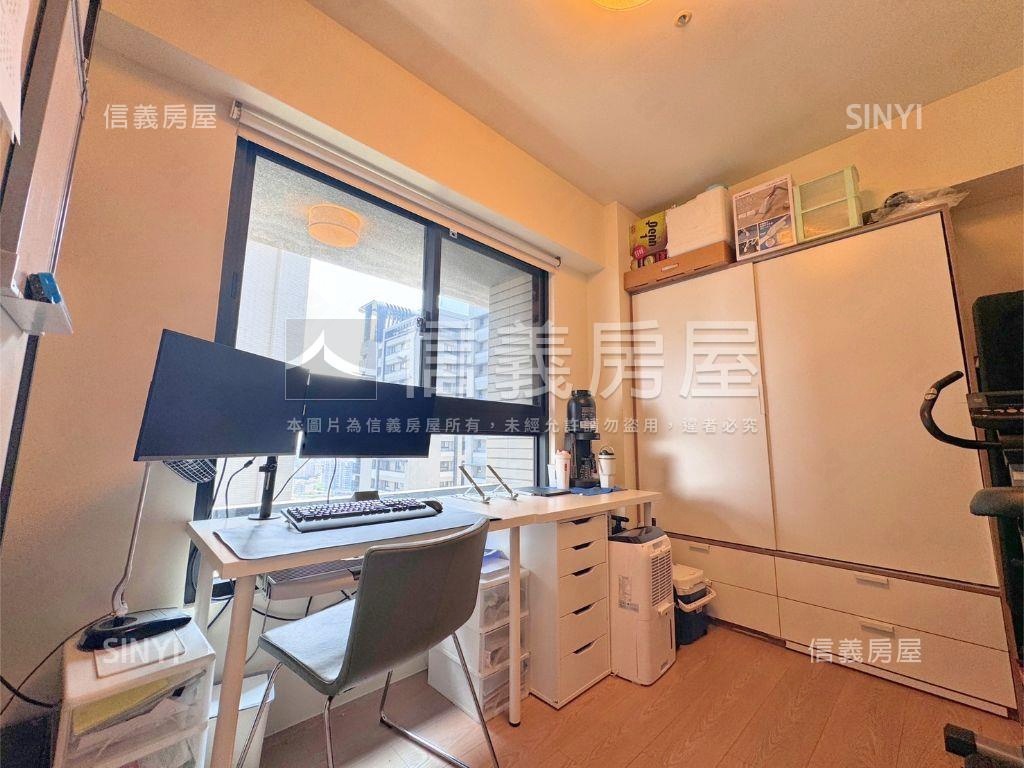 雲世紀Ｂ區三房高樓雙車位房屋室內格局與周邊環境