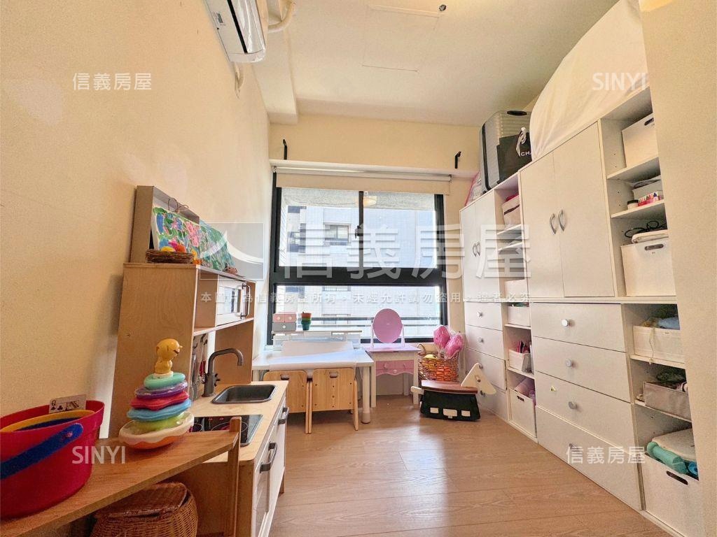 雲世紀Ｂ區三房高樓雙車位房屋室內格局與周邊環境