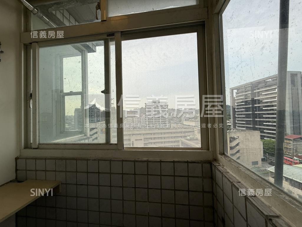 明星學府高樓景觀電梯三房房屋室內格局與周邊環境
