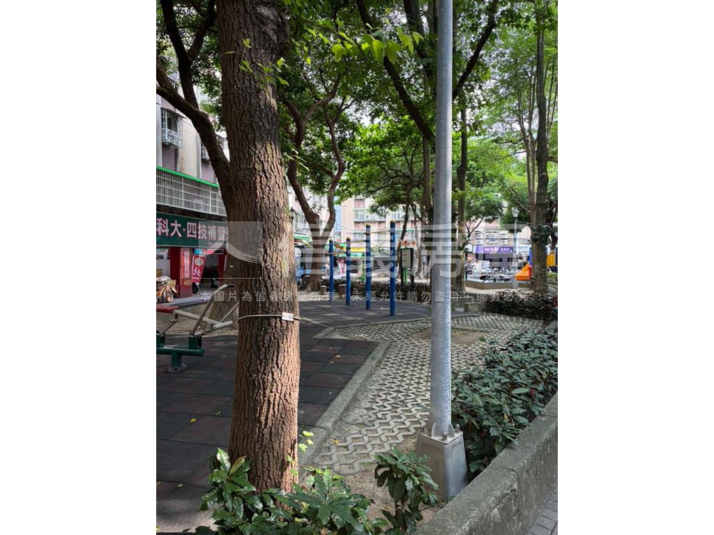 港墘７３７人潮金店面房屋室內格局與周邊環境