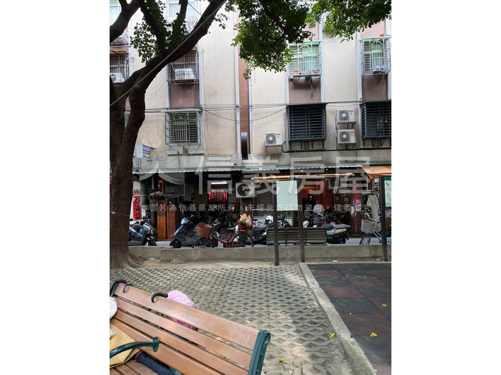 港墘７３７人潮金店面房屋室內格局與周邊環境