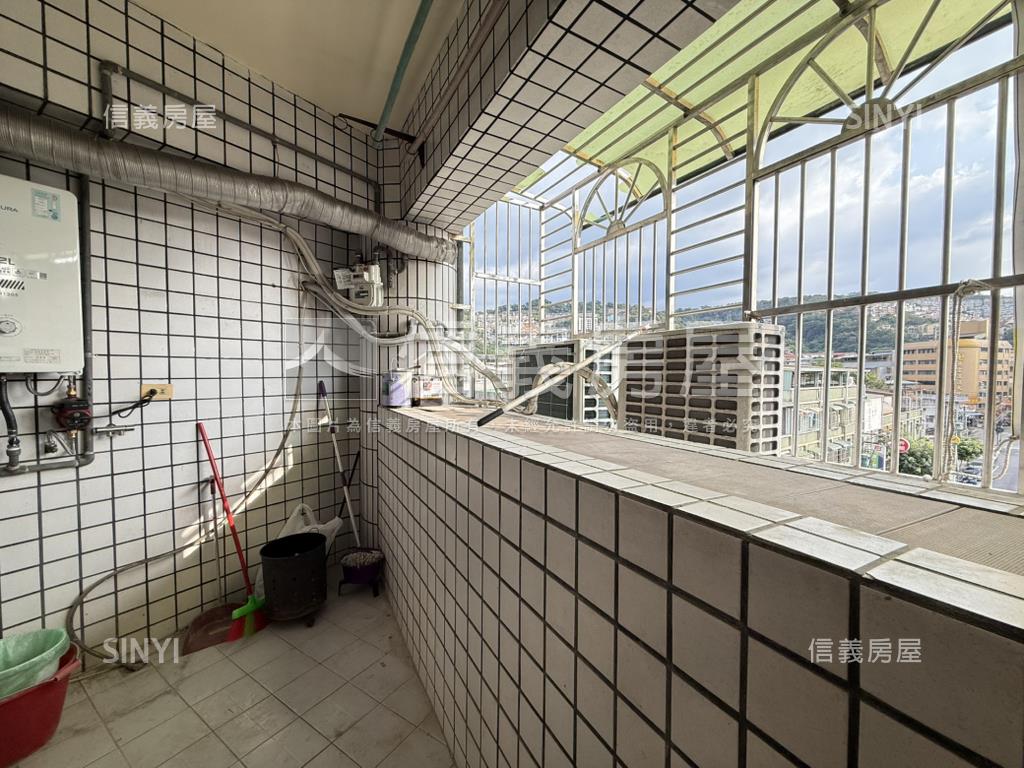 稀有華廈電梯三房有車位房屋室內格局與周邊環境