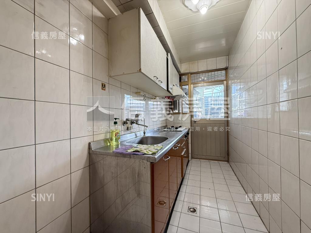 稀有華廈電梯三房有車位房屋室內格局與周邊環境