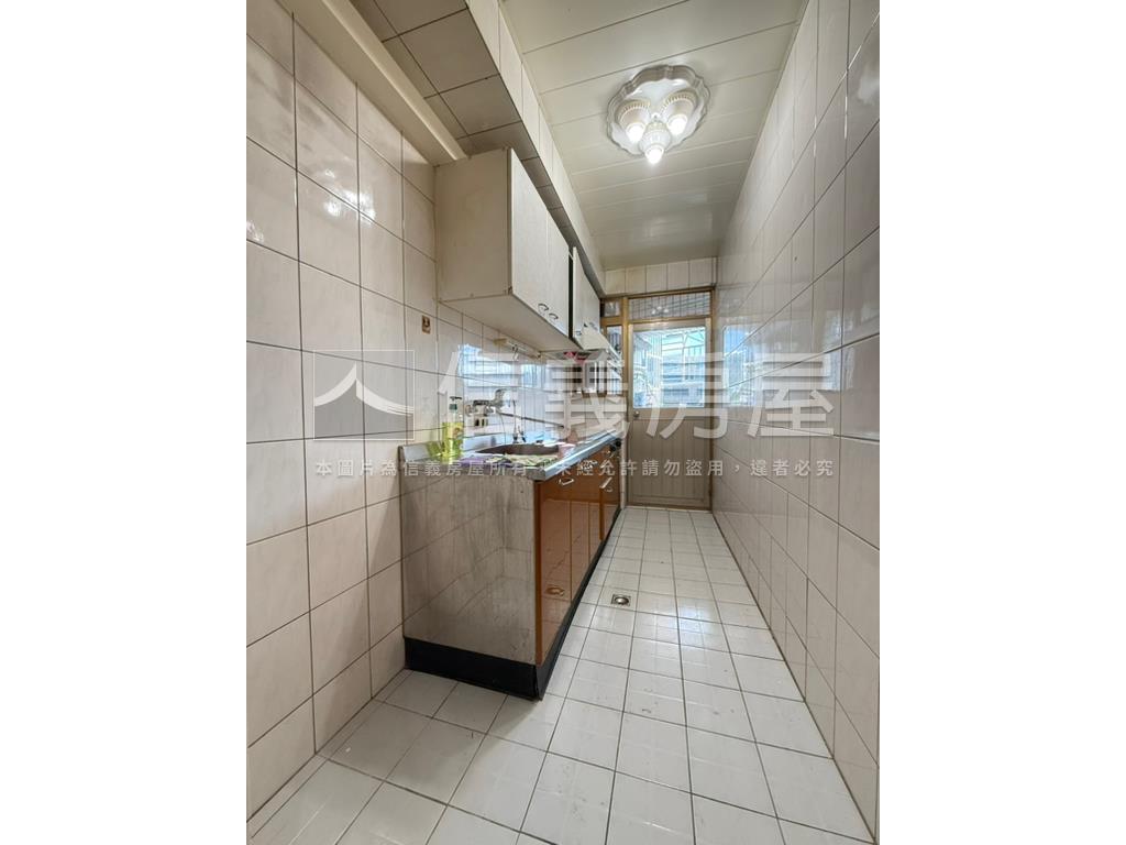 稀有華廈電梯三房有車位房屋室內格局與周邊環境