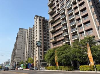 南屯三房平車雙衛浴開窗