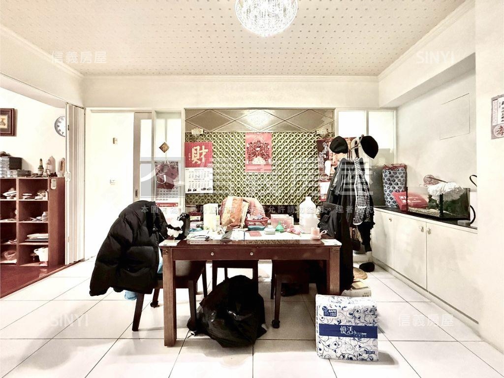 電梯３房平車臨梅川步道房屋室內格局與周邊環境