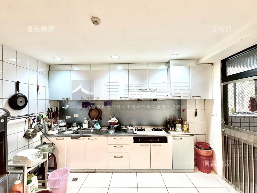 電梯３房平車臨梅川步道房屋室內格局與周邊環境