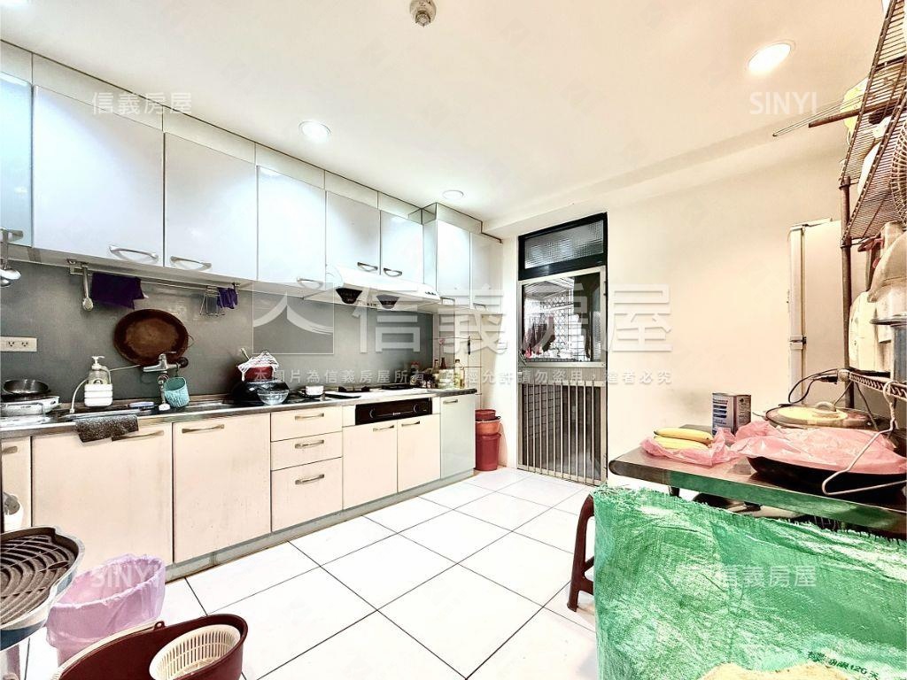 電梯３房平車臨梅川步道房屋室內格局與周邊環境