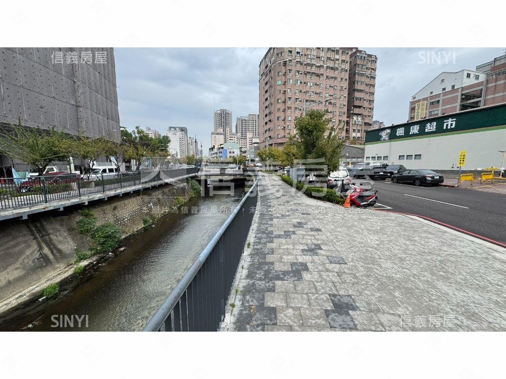 電梯３房平車臨梅川步道房屋室內格局與周邊環境