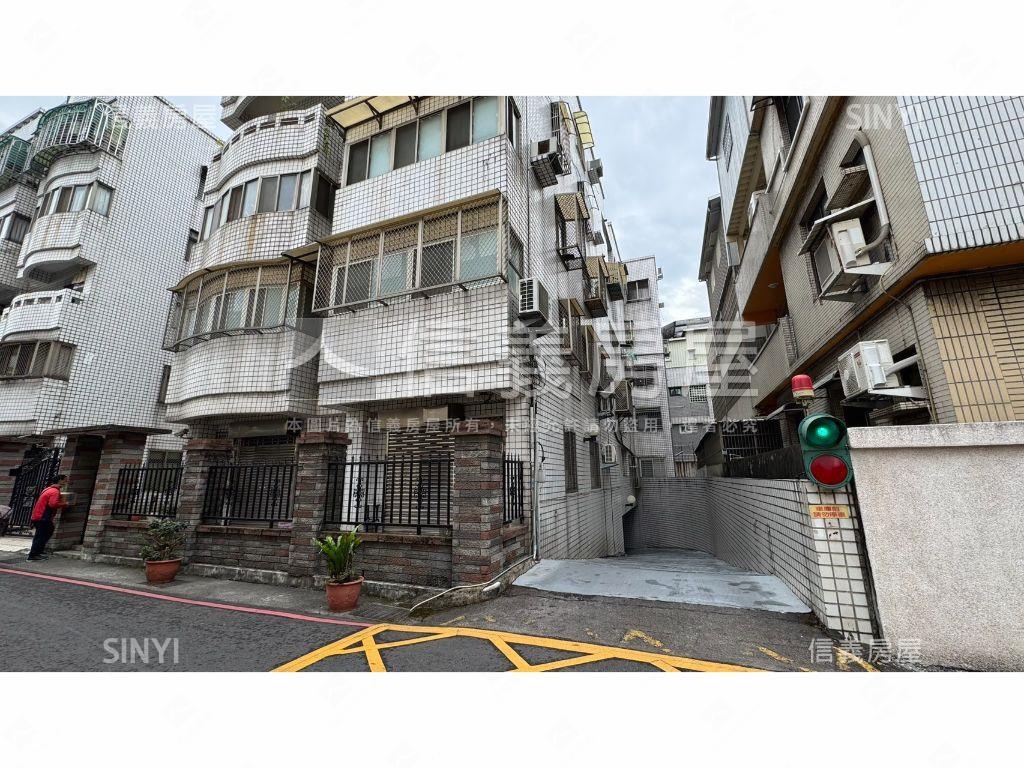 電梯３房平車臨梅川步道房屋室內格局與周邊環境