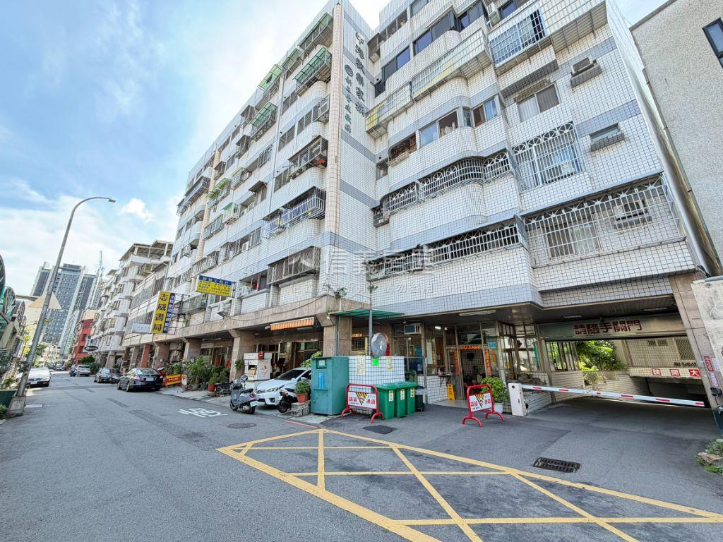 何厝挑高一樓戶！三房車位房屋室內格局與周邊環境