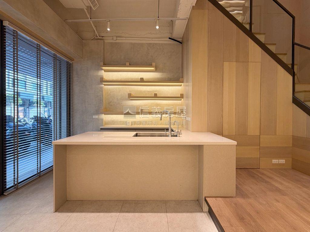 黎明春秋精裝店面房屋室內格局與周邊環境