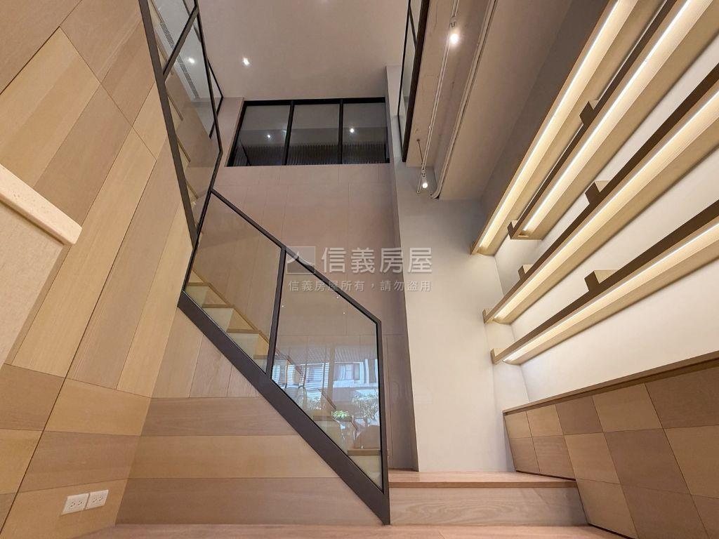 黎明春秋精裝店面房屋室內格局與周邊環境