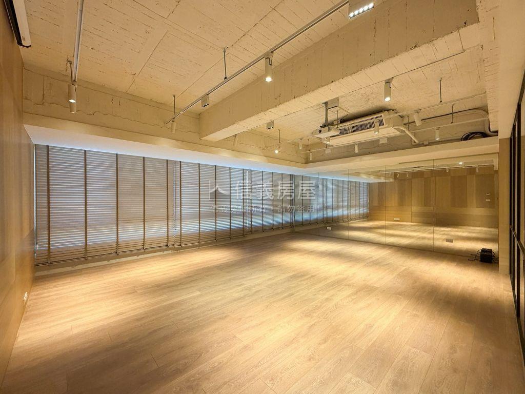 黎明春秋精裝店面房屋室內格局與周邊環境